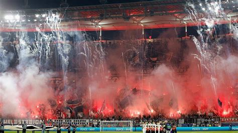 Eintracht Frankfurt in der CL spektakulärsten Fan Choreos