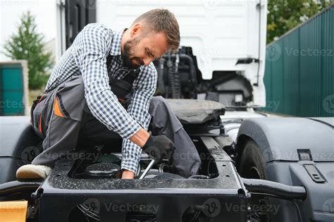 Male Mechanic Repairing The Truck 43274901 Stock Photo At Vecteezy