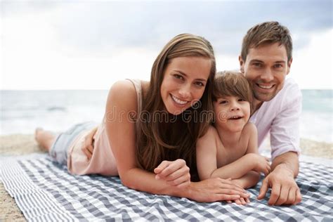 Disfrutar De Unas Vacaciones Relajantes Retrato De Una Joven Y Feliz