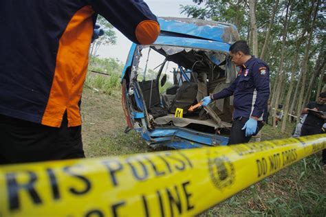 Fakta Kereta Probowangi Tabrak Elf Di Lumajang Tewaskan Orang