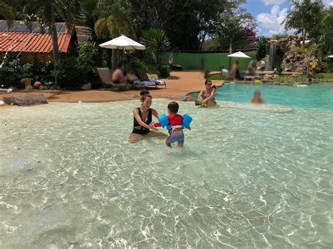 Adriana Sant Anna e Rodrigão descansam os filhos num resort em São