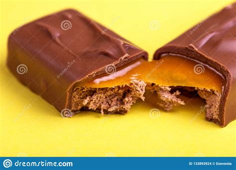 Separado Em Duas Partes De Barra De Chocolate Saboroso Caramelo