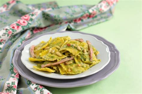 Ravioli Con Prosciutto Pinoli E Basilico Il Ricettario Delle Vergare