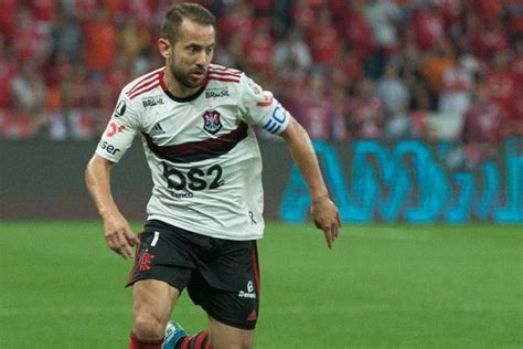 Meia Everton Ribeiro Usa Meme Para Se Declarar Ao Flamengo