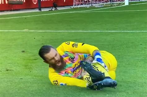 V Deo Goleiro Sofre Les O Grave E Est Fora Da Copa Do Mundo Imagens