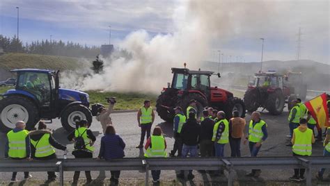 Los Ganaderos Cortan Los Accesos A La A 8 Y A 67 En Colindres Unquera