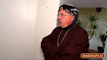 Madura señora de la limpieza follando por un sacerdote cachondo XVIDEOS