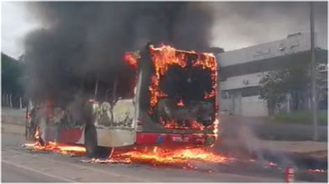 VÍDEO Ônibus pega fogo na BR 040 e complica trânsito