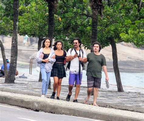 Foto André Gonçalves e os três filhos andaram de braços dados durante