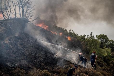 Incendies en Grèce deux morts et de nombreuses évacuations Paris