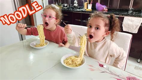 BAHAR VE BANU ALYA TAVUK PİLAV YERİNE ANNESİNDEN NOODLE İSTEDİ YouTube