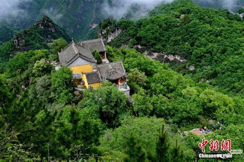 “道源圣地”崆峒山夏日烟雨蒙蒙 游客雨中登山 户外旅游 梅州时空