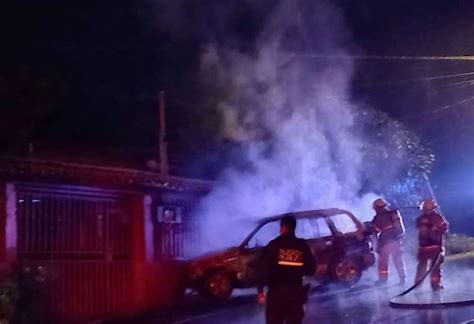 Carro Se Incendia Tras Chocar Contra Tapia De Casa De Adultos Mayores