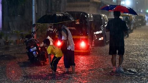 Mumbai Rain Updates 4 Killed Local Trains Buses Back On Track 10