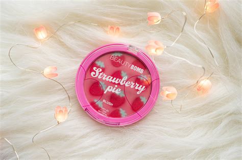 Новинка 2024: румяна-клубнички Beauty Bomb Strawberry Pie Blush ...