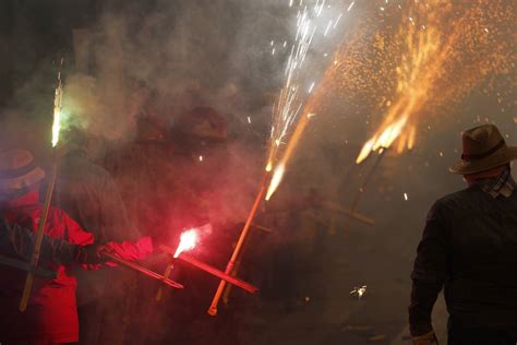 Fotos La cordà de Paterna abre fuego con el pasacalle de cohetes de