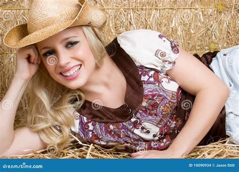 Het Blonde Meisje Van Het Land Stock Foto Image Of Schitterend Hoed