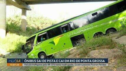 Ônibus sai de pista e cai em rio na BR 376 em Ponta Grossa