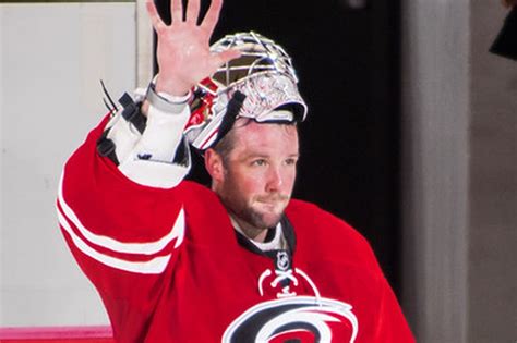 Cam Ward signs one-day contract, retires from NHL with Carolina