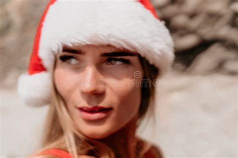 Mar De Viajes De Verano Femenino Feliz Turista En Bikini Rojo Y Amigos Que Disfrutan Tomando