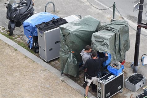 EN IMAGES Hugh Laurie méconnaissable sur le tournage de la mini série