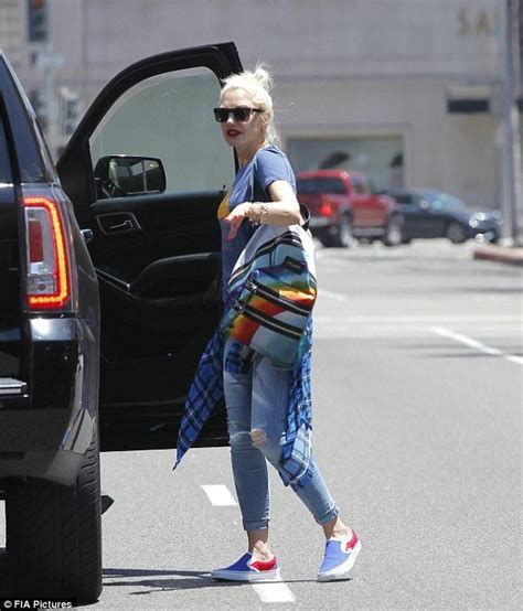 Gwen Stefani Rocks Laid Back Look In Los Angeles Daily Mail Online Gwen Stefani Style Gwen