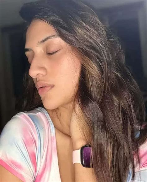 Photo Gallery People Were Stunned To See Nusrat Jahan Without Makeup Pictures Went Viral See