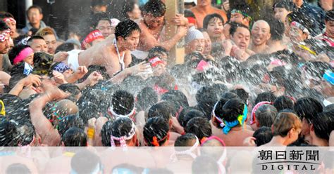 はだか祭り、3年ぶり復活 裸男のもみ合いも、感染予防に注意喚起：朝日新聞デジタル