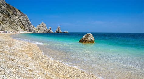 La Spiaggia Delle Due Sorelle E Lincantevole Magia Del Mare Viaggiart