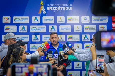 Gobernador Luis Marcano Junto A Yulimar Rojas Clasur Los Juegos