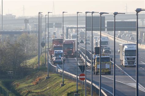 Tamponamento Tra Due Camion Sulla A Ferito Gravemente Un Autista