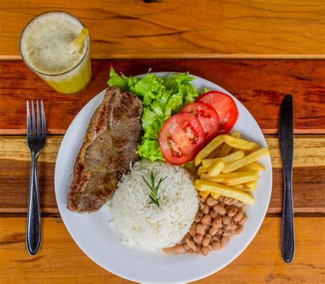 Um clássico brasileiro arroz feijão salada batata frita e carne