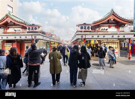 Tokio Jap N Enero De Calle De Entrada Al Templo Budista Sens