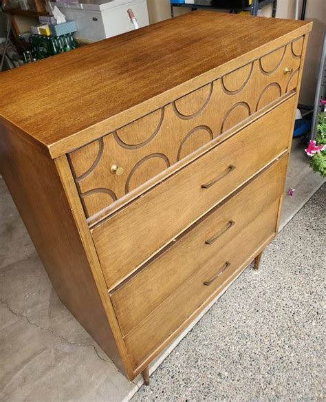 Mid Century Modern Bassett Walnut Gala Mah Tall Chest Dresser 7” Tall Legs For Sale In Auburn