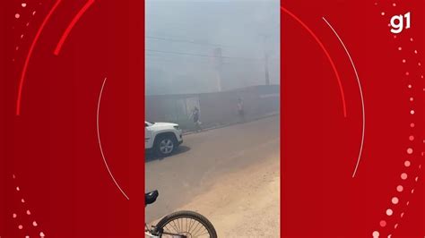 VÍDEO Incêndio em terreno deixa rua de Porto Velho encoberta por