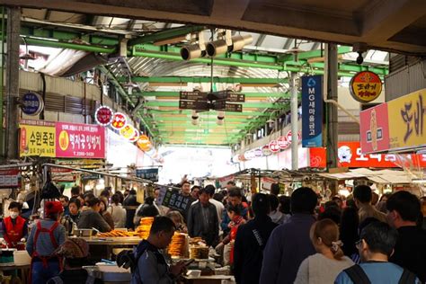 Koreaans Straatvoedsel In Ghwangjang En Dongdaemun Markt Aangeboden