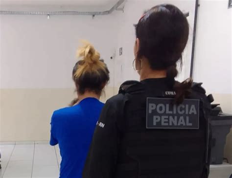 Mulher é presa ao tentar entrar selos de LSD durante visita a preso