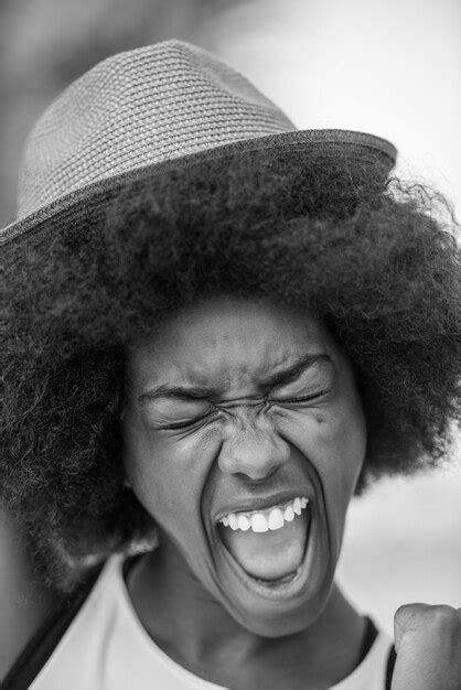 Portrait En Gros Plan D Une Belle Jeune Femme Afro Am Ricaine Souriante