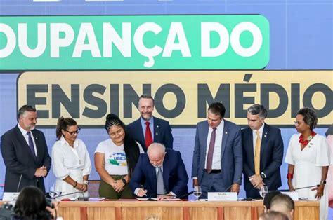 Lula lança programa Pé de Meia que dará R 2 mil por ano a alunos