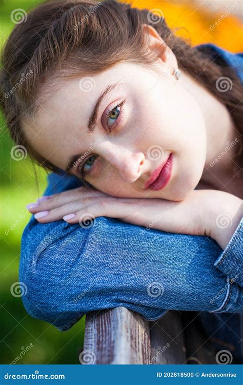 Jung Schönes Brunette Mädchen Im Sommerpark Stockfoto Bild von schönheit draussen