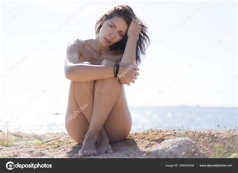 Naken Brunette Kvinne Sitter Strand Omgitt Havet Sollyset Stockfoto