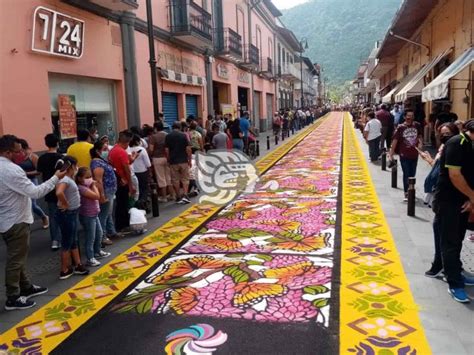 Artesanos engalanan calles de Orizaba con tapetes de aserrín en honor