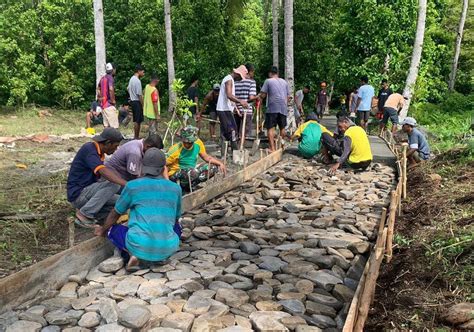 Bangun Jalan Usaha Tani Satgas Yonarmed 1 Kostrad Karya Bakti Bersama