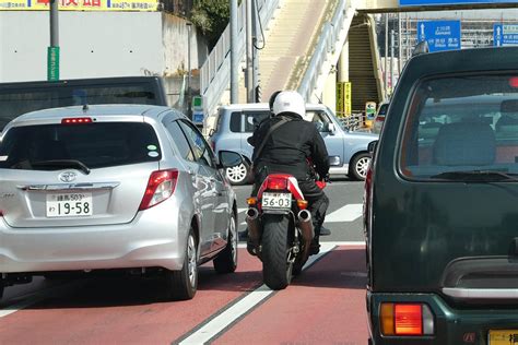 Accelaバイク記事紹介 On Twitter バイクのすり抜けは違反 🤔 バイクのすり抜けは左からの追い抜きに該当し、それ自体は違反