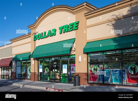 Dollar tree signage hi-res stock photography and images - Alamy