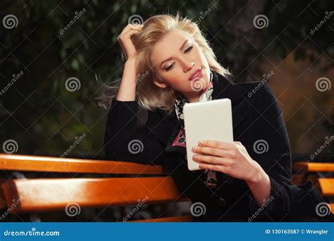 Femme Blonde D Affaires De Jeune Mode L Aide De La Tablette Num Rique Image Stock Image Of