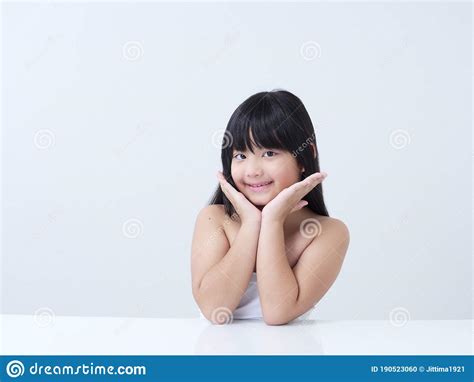 Portrait Du Sourire Heureux De Cette Petite Fille Photo Stock Image