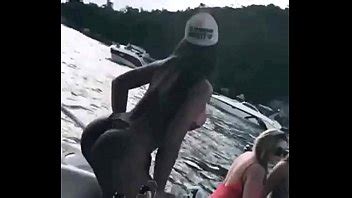 Morena caliente en bikini bailando funk en la lancha rápida XVIDEOS