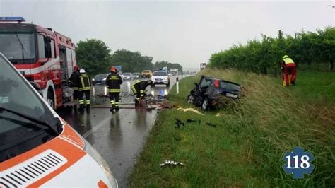 Schianto Frontale Tra Due Auto Sulla Feltrina Due Feriti Gravi