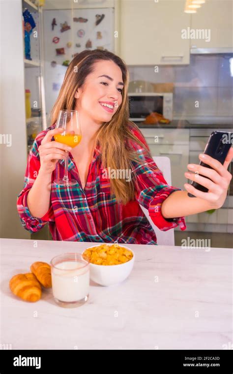 Une Femme Blonde Espagnole Qui Boit Du Jus Et Fait Un Selfie Photo Stock Alamy